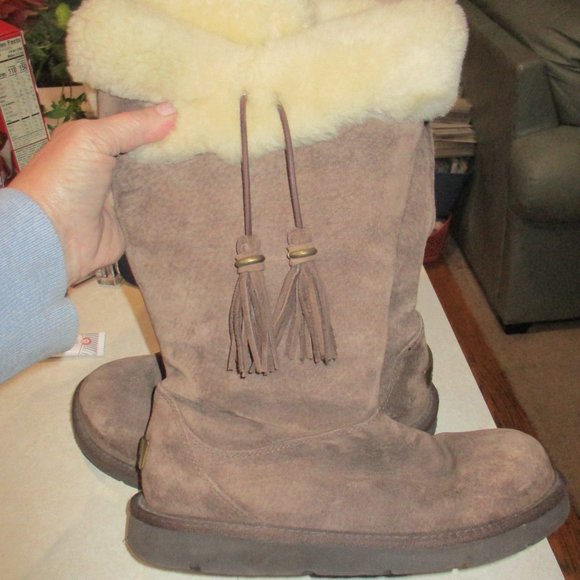 UGG Plumdale 1894 boots.  UGG Chocolate Tall '1894 W Plumdale size 8 - Picture 1 of 8